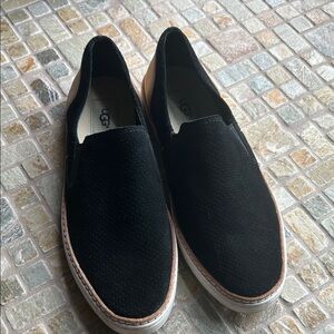 UGG Women's Black and Tan Slip-On Flats